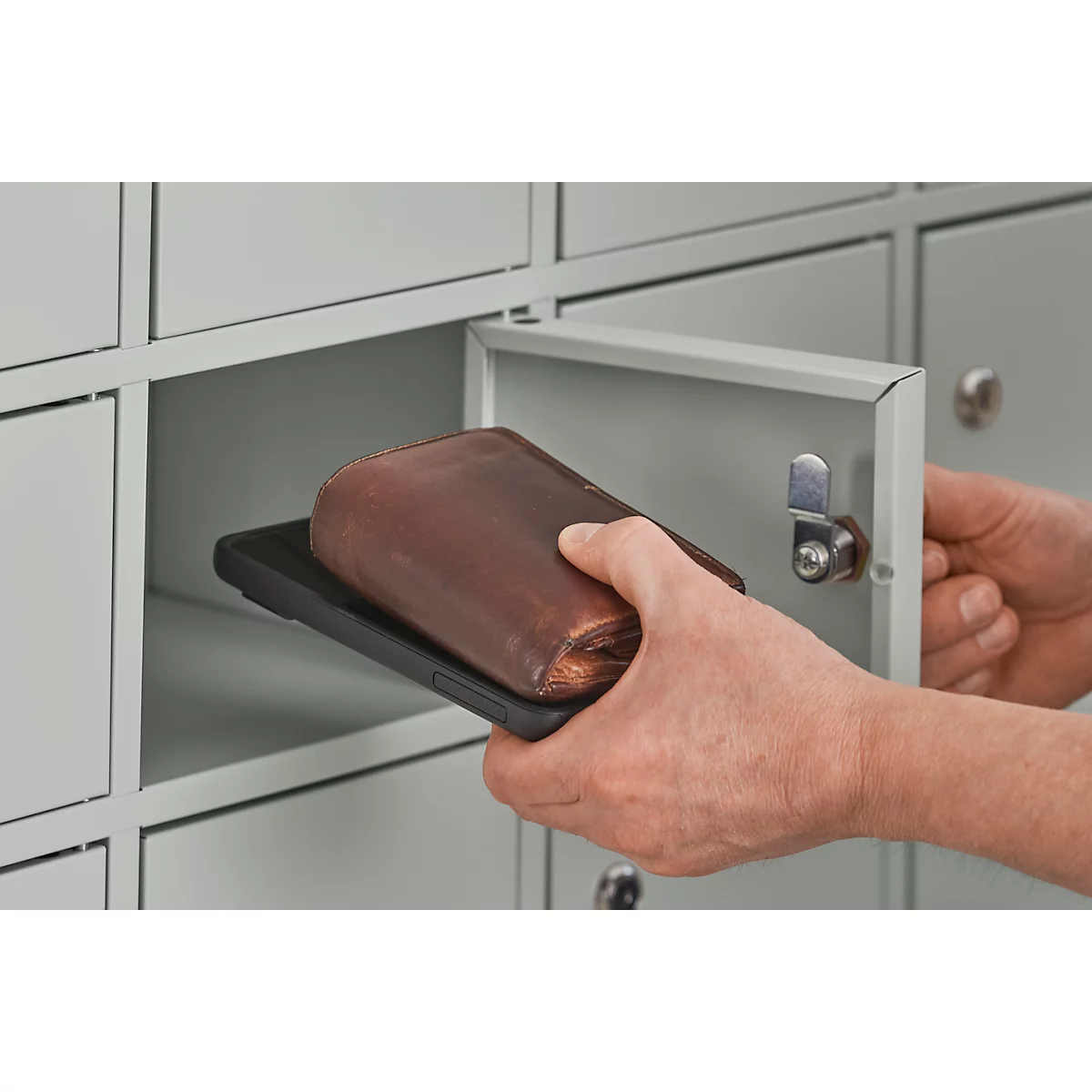 kluis met 50 afsluitbare compartimenten - metaal - B 980 x D 200 x H 1530 mm - lichtgrijs RAL 7035 - met metalen afdekplaat. - ons merk Schäfer Shop Select