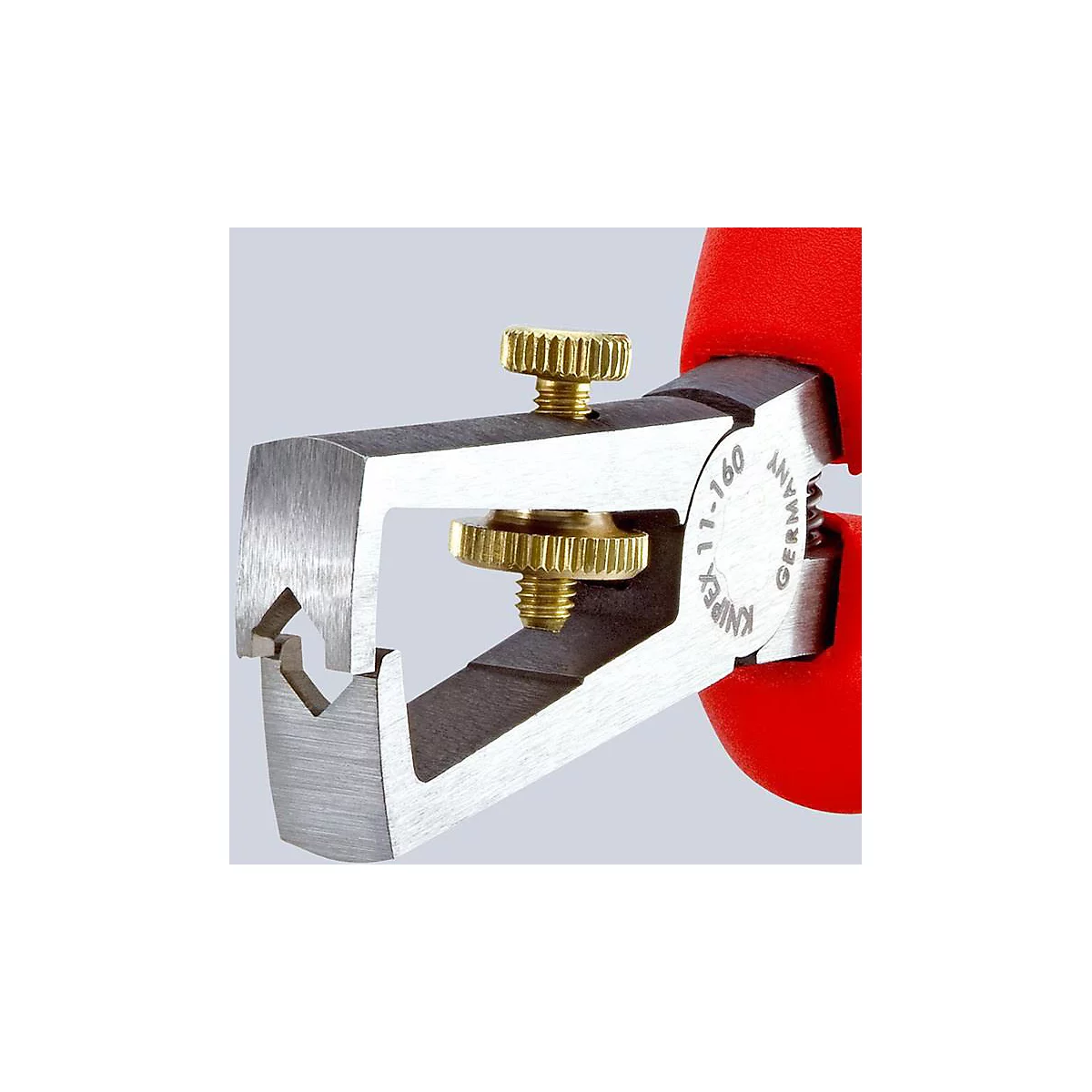 Nahaufnahme eines silbernen Abisolierwerkzeugs mit roten Griffen und zwei goldenen Schrauben.