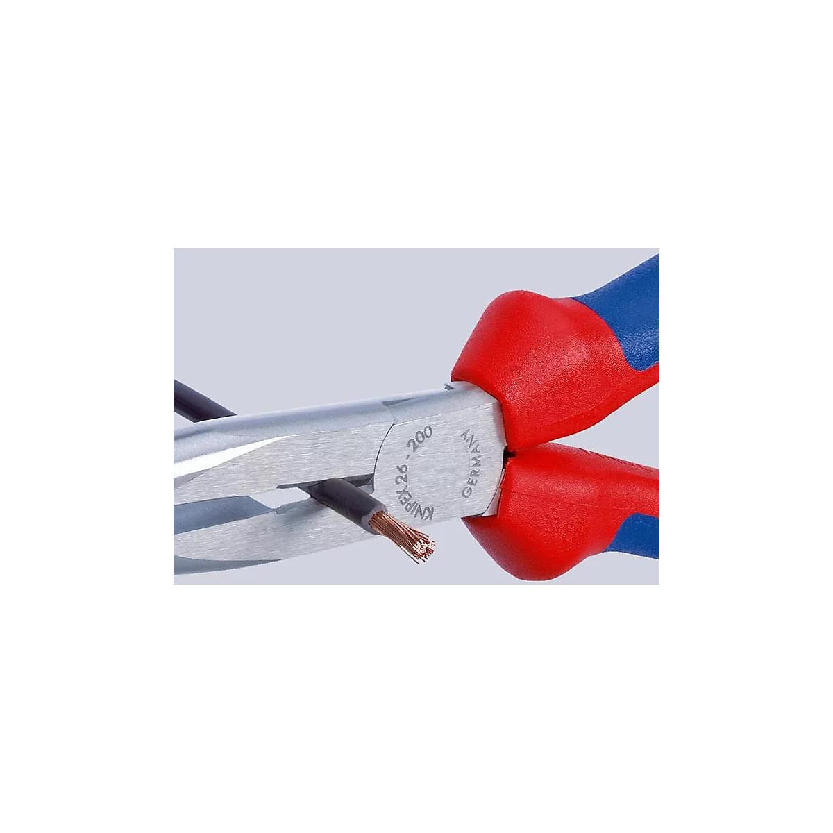 Nahaufnahme einer Zange, die ein Kabel schneidet. Die Griffe sind rot und blau. Auf der Zange steht KNIPEX 26-200 Germany.