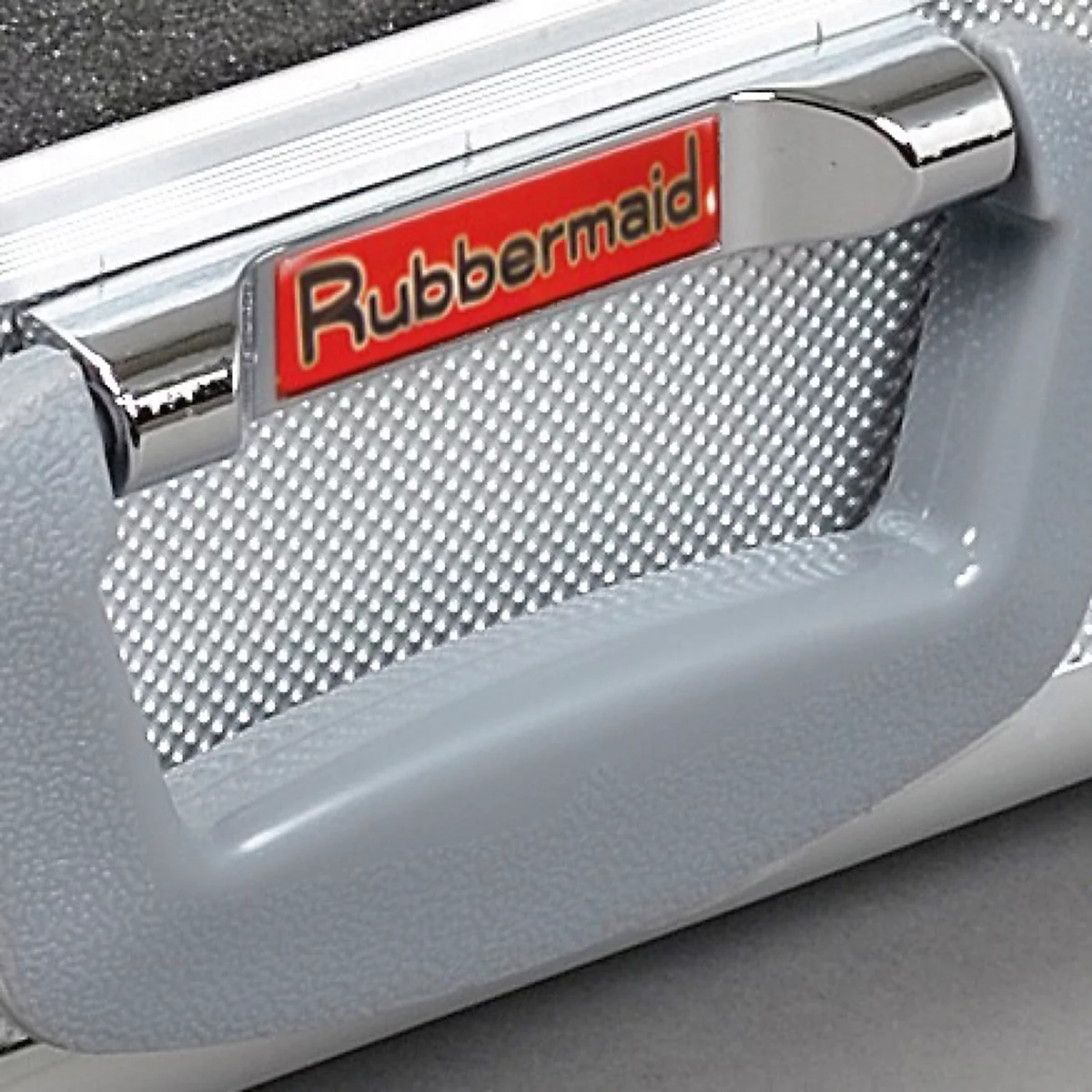 Detailaufnahme eines grauen Koffers mit Griff und rotem Rubbermaid-Logo.