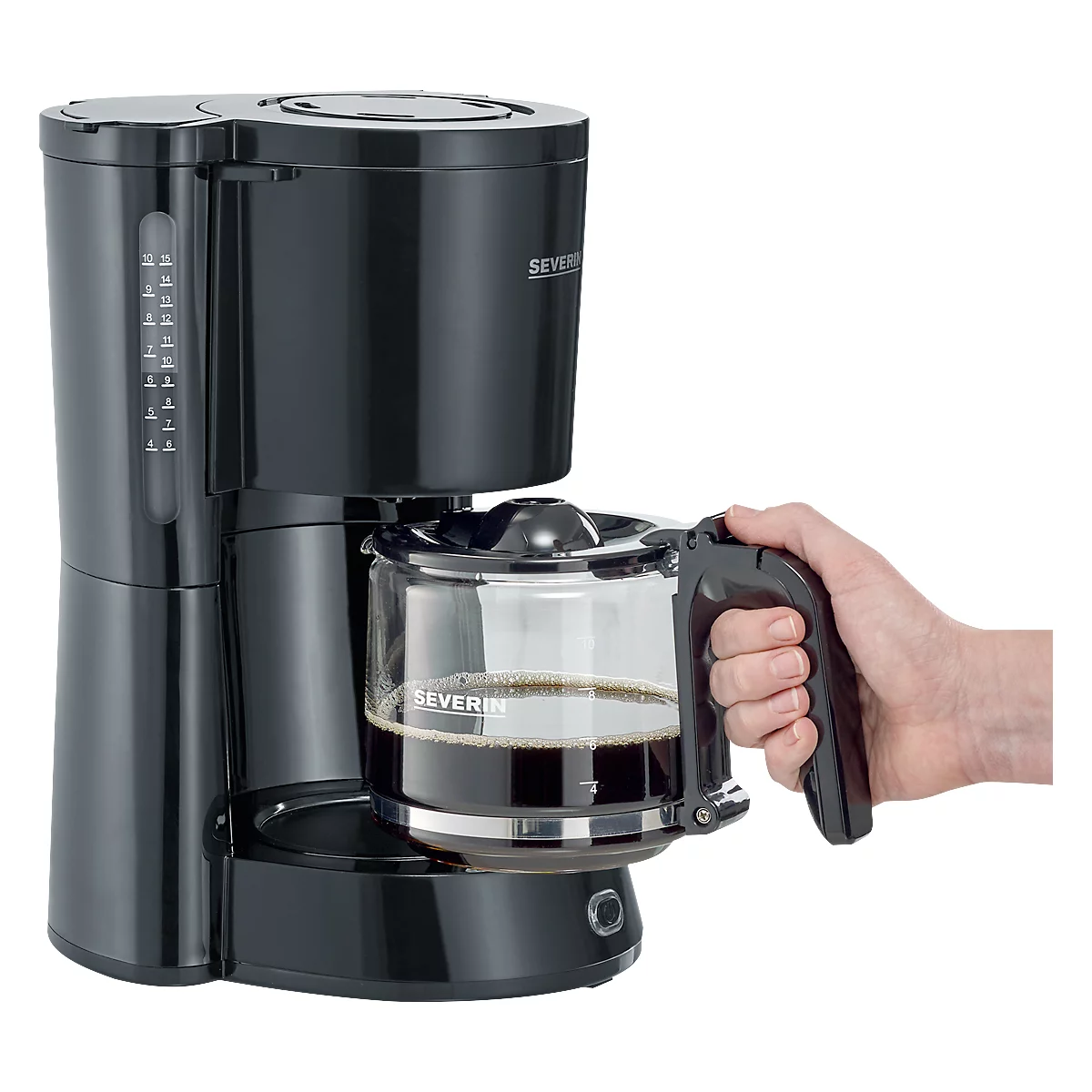 Zwarte koffiemachine met een glazen kan gevuld met koffie. Een hand houdt de handgreep vast.