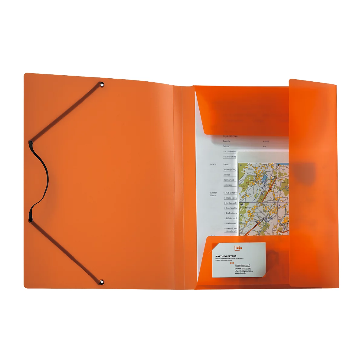 Offene, orangefarbene Mappe mit Papier, Karte und Visitenkarte. Schwarzes Gummiband zum Verschliessen.
