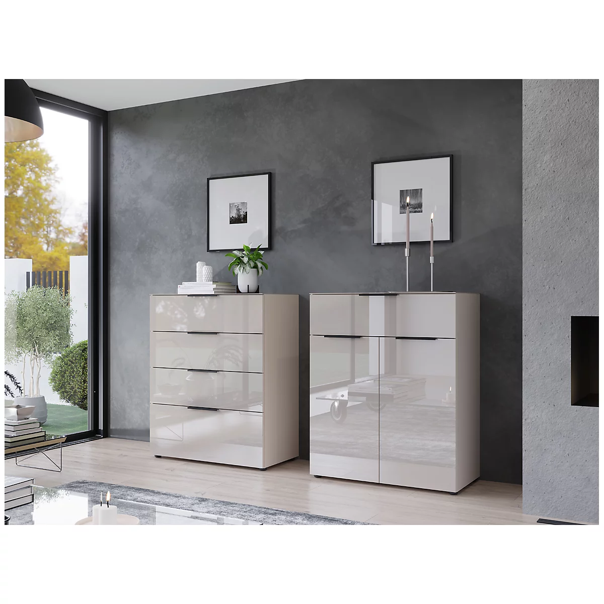 Zwei cremefarbene Sideboards im Wohnzimmer. Rechts Schrank mit Kerzen, links Kommode mit Schubladen, im Hintergrund Fenster.