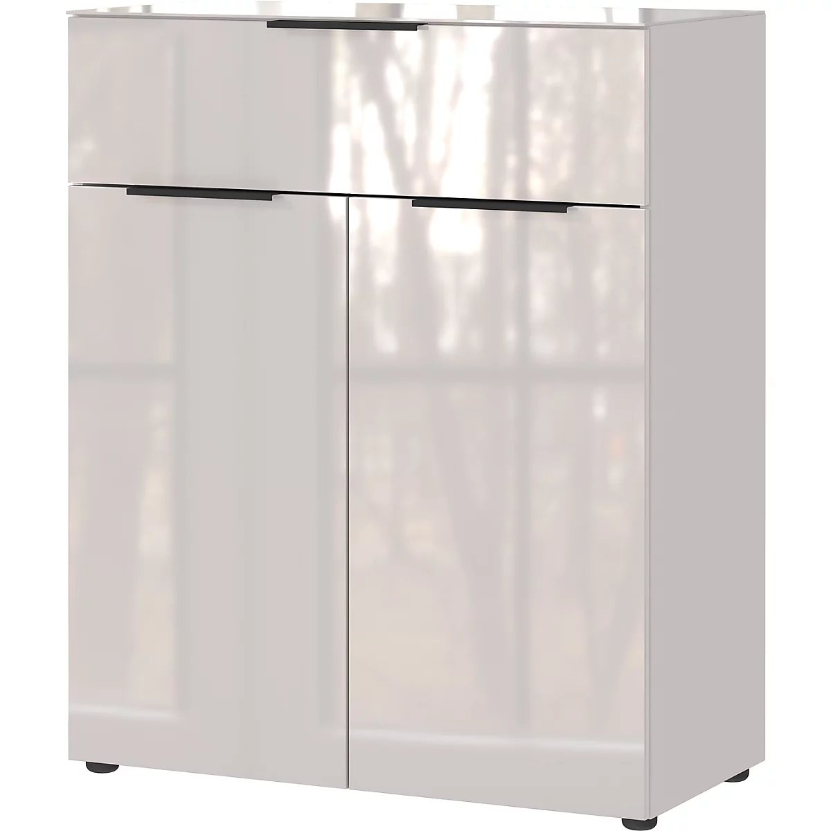 Weißes, hochglänzendes Sideboard mit zwei Türen und einer Schublade. Schwarze Griffe. Auf schwarzen Füßen.