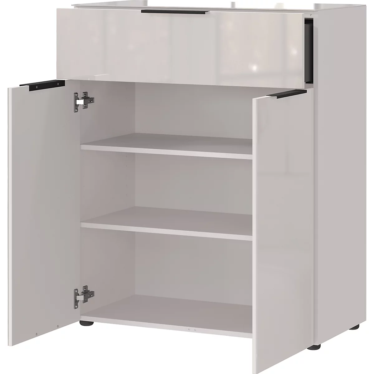 Weißer Schrank, Türen offen, Einlegeböden sichtbar. Schwarze Griffe, Scharniere und Füße.