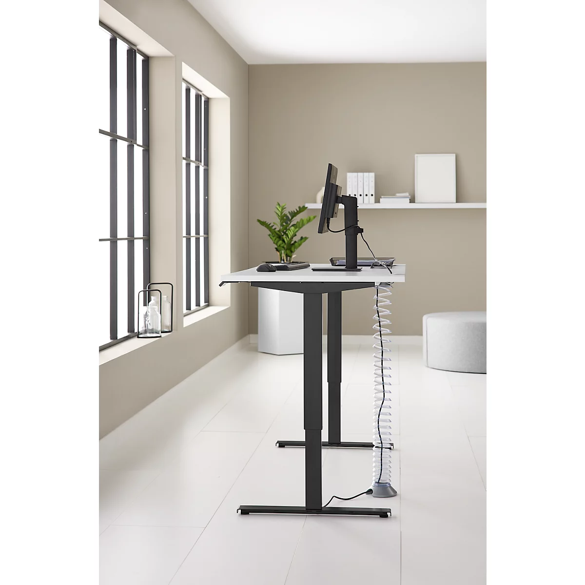 Komplettangebot Schäfer Shop Genius Schreibtisch AERO FLEX, 1-stufig elektrisch höhenverstellbar, Rechteck, T-Fuß, B 1600 mm, weiß/schwarz + Kabelspirale