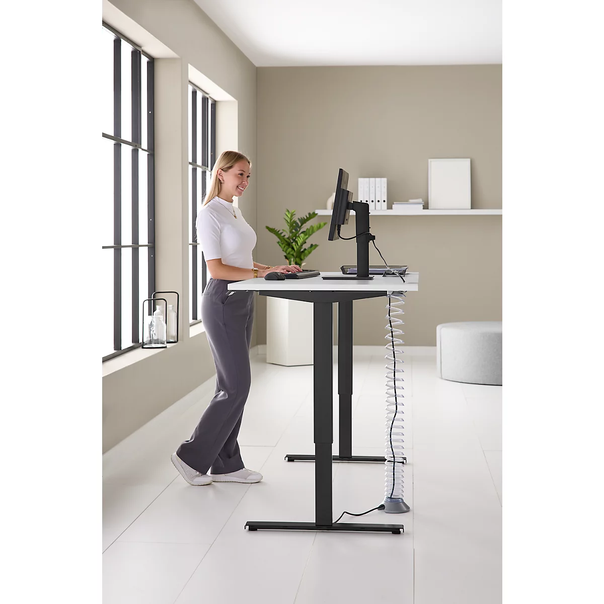 Komplettangebot Schäfer Shop Genius Schreibtisch AERO FLEX, 1-stufig elektrisch höhenverstellbar, Rechteck, T-Fuß, B 1600 mm, weiß/schwarz + Kabelspirale