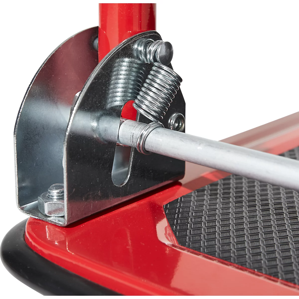 Detailaufnahme einer roten Tretroller-Bremse aus Metall. Silberne Feder neben einem silbernen Hebel.