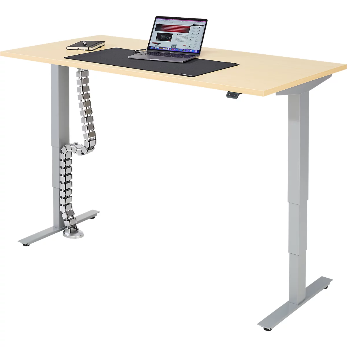 Hellbrauner, höhenverstellbarer Schreibtisch mit Laptop, schwarzem Mousepad und Kabelführung.