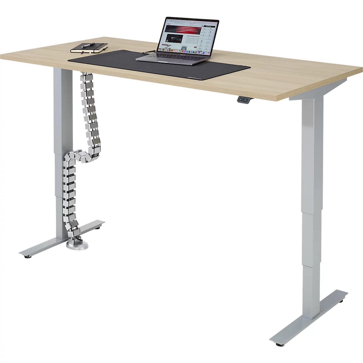 Hellbrauner, höhenverstellbarer Schreibtisch mit Laptop, Smartphone und Kabelkette. Der Schreibtisch ist mit einer schwarzen Schreibtischunterlage ausgestattet.