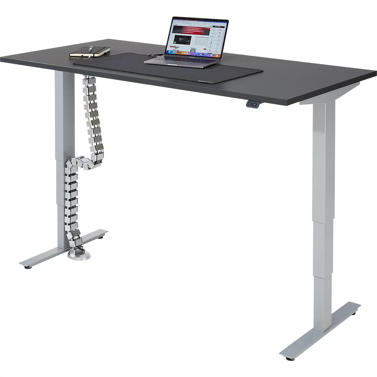 Ein grauer höhenverstellbarer Schreibtisch mit Laptop und Handy. Am Bein entlang verlaufen Kabel in einer Kette.