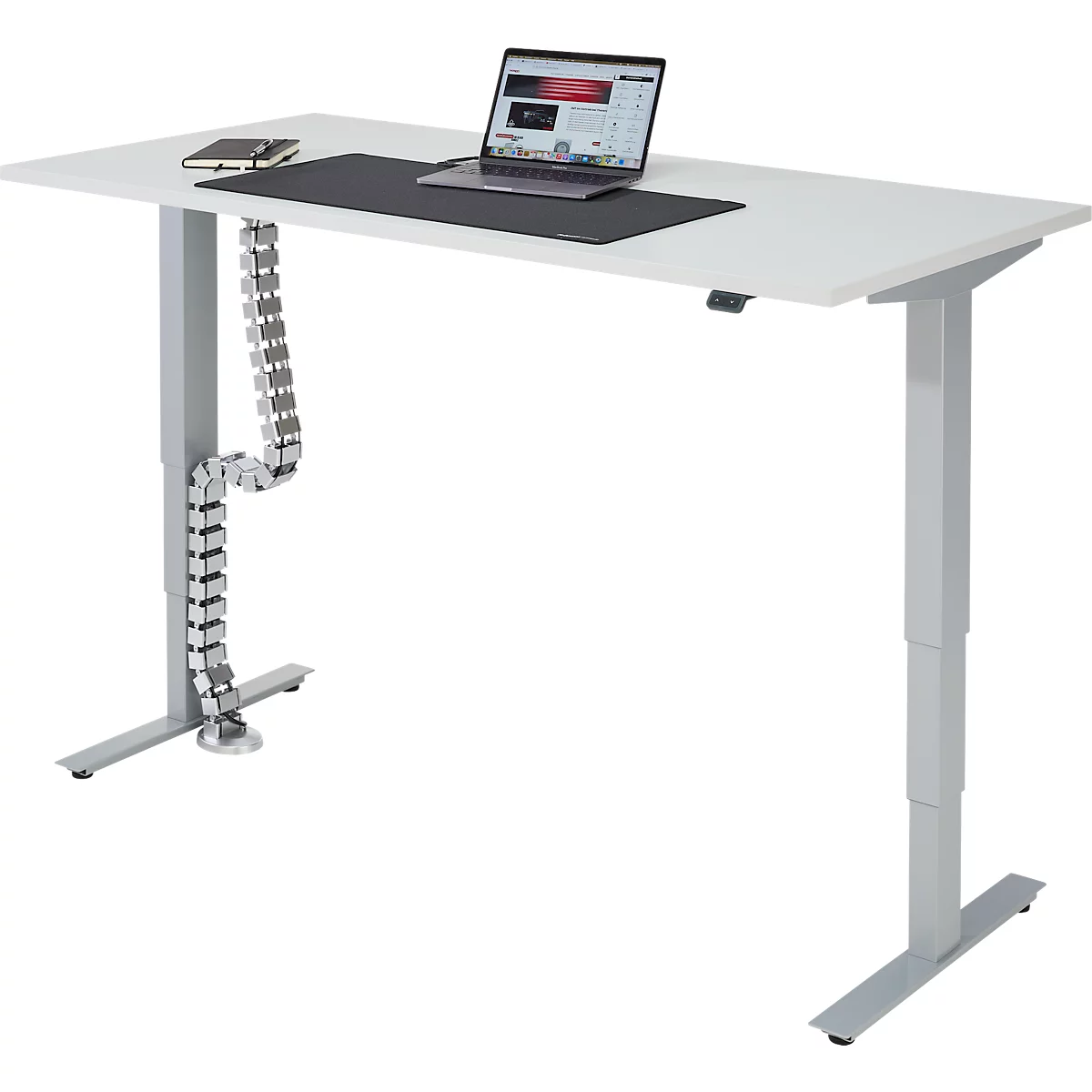 Ein weißer, höhenverstellbarer Schreibtisch mit Laptop, Notizbuch und Kabelführung. Die Tischbeine sind silberfarben.
