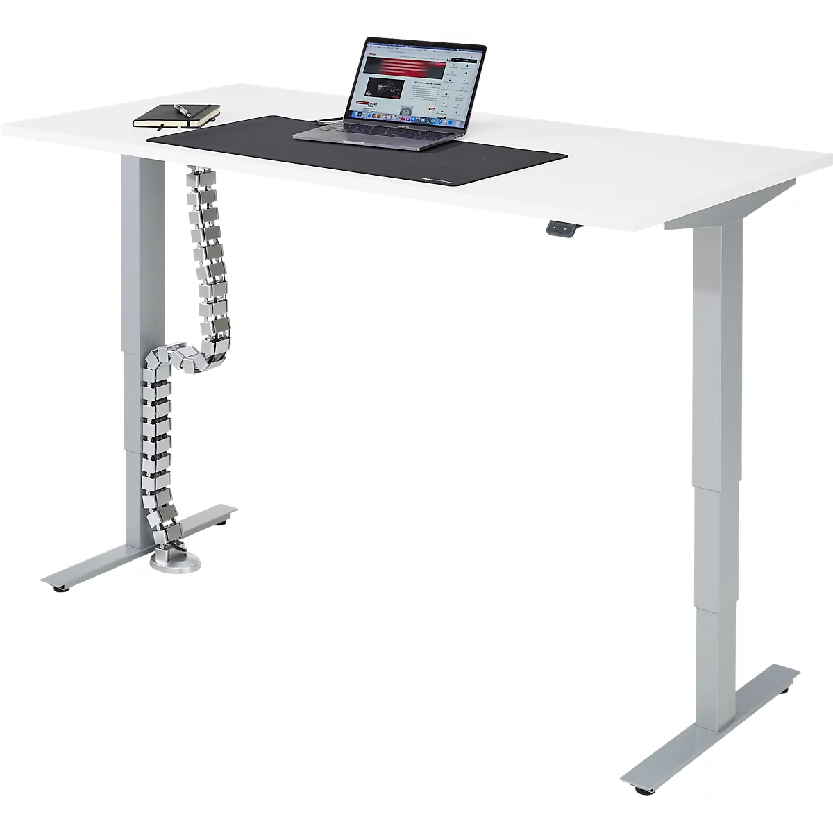 Ein weißer, höhenverstellbarer Schreibtisch mit Laptop, Kabelmanagement und Notizbuch. Graue Metallbeine. 