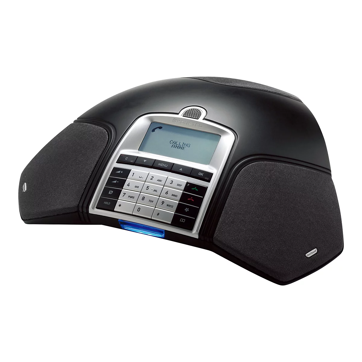 Schwarzes Konftel Konferenztelefon mit silbernem Tastenfeld und Display vor weißem Hintergrund.