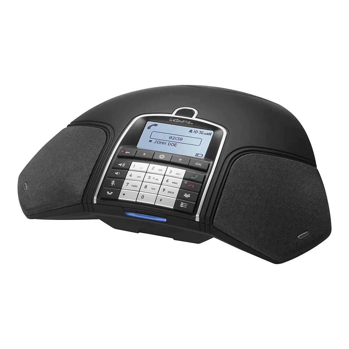Schwarzes Konftel Konferenztelefon mit digitalem Display und Tastenfeld vor weißem Hintergrund.