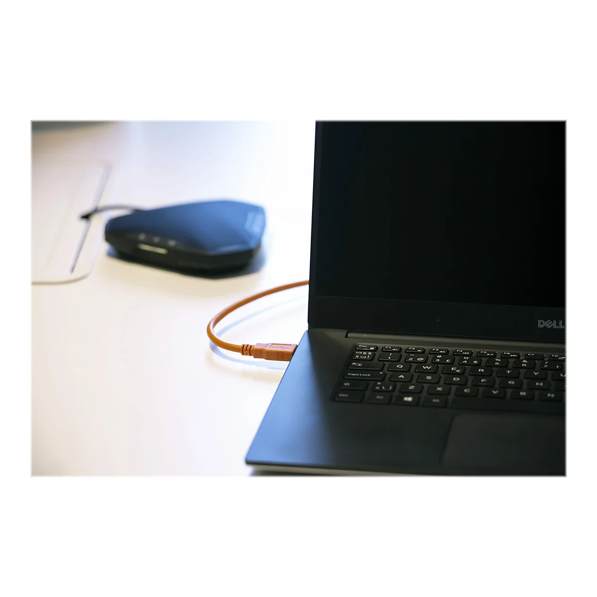 Ein schwarzer Laptop mit orangefarbenem Kabel. Auf dem Tisch liegt ein schwarzer Router.