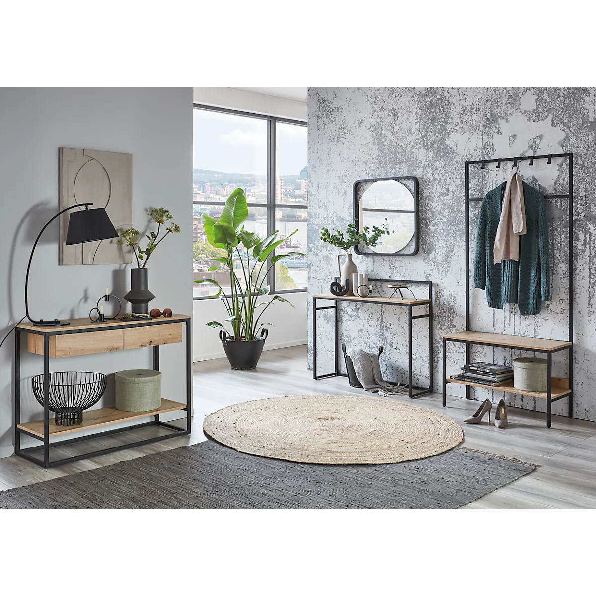 Ein Wohnzimmer mit verschiedenen Möbeln, darunter eine Konsole, ein Kleiderständer und ein Teppich.