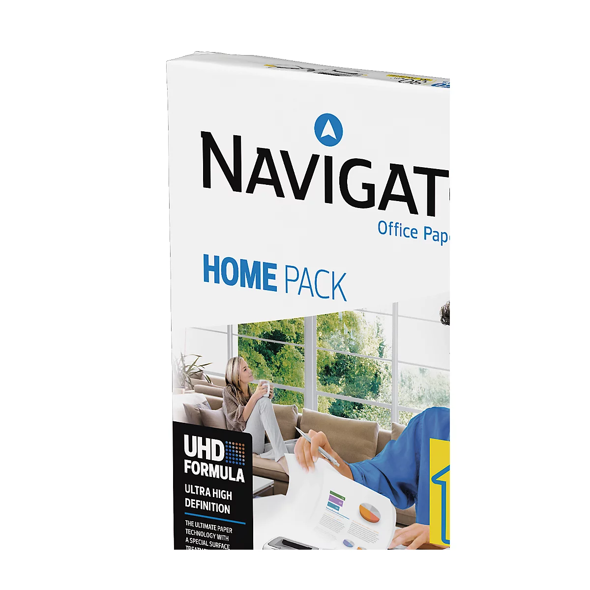 Papierverpakking met de tekst Navigator, Home Pack. Op de achtergrond: vrouw drinkt koffie, man print diagrammen.