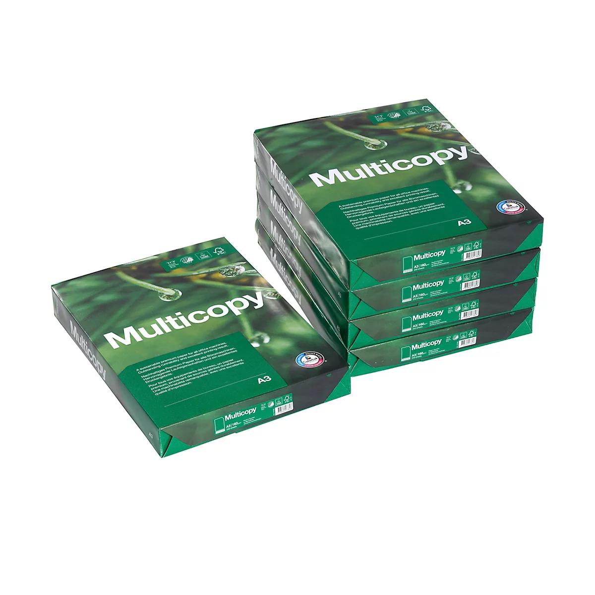 Mehrere Papierstapel der Marke Multicopy. Grüne Verpackung mit dem Schriftzug "Multicopy" und A3-Größe.