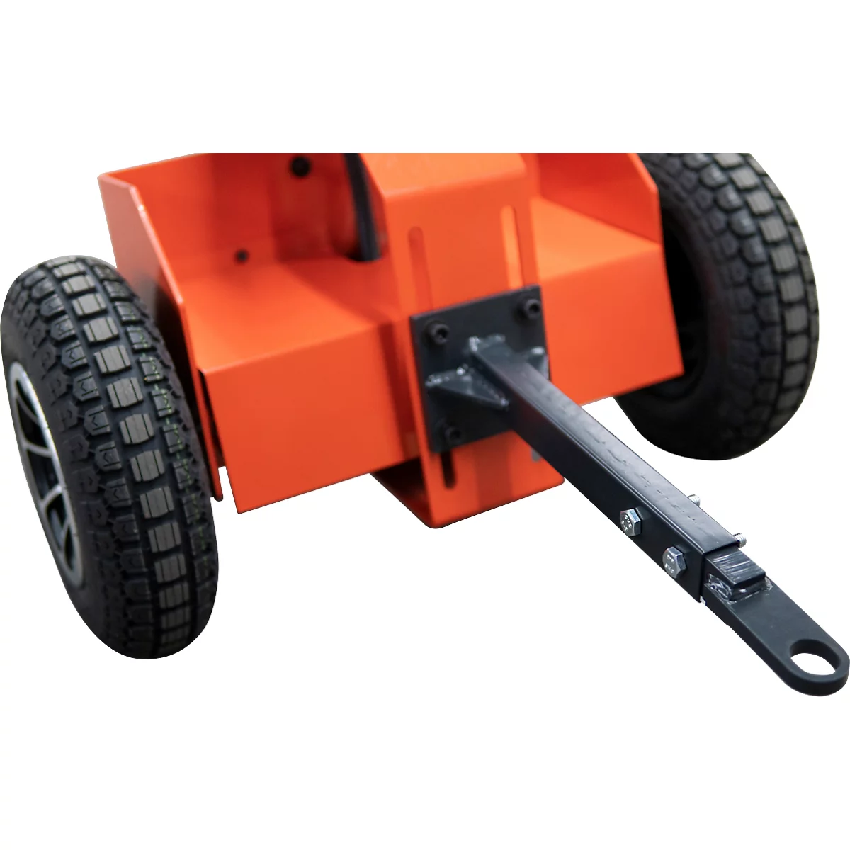 Close-up van een oranje aanhangwagen met twee zwarte wielen, een zwarte trekhaak en een haak.
