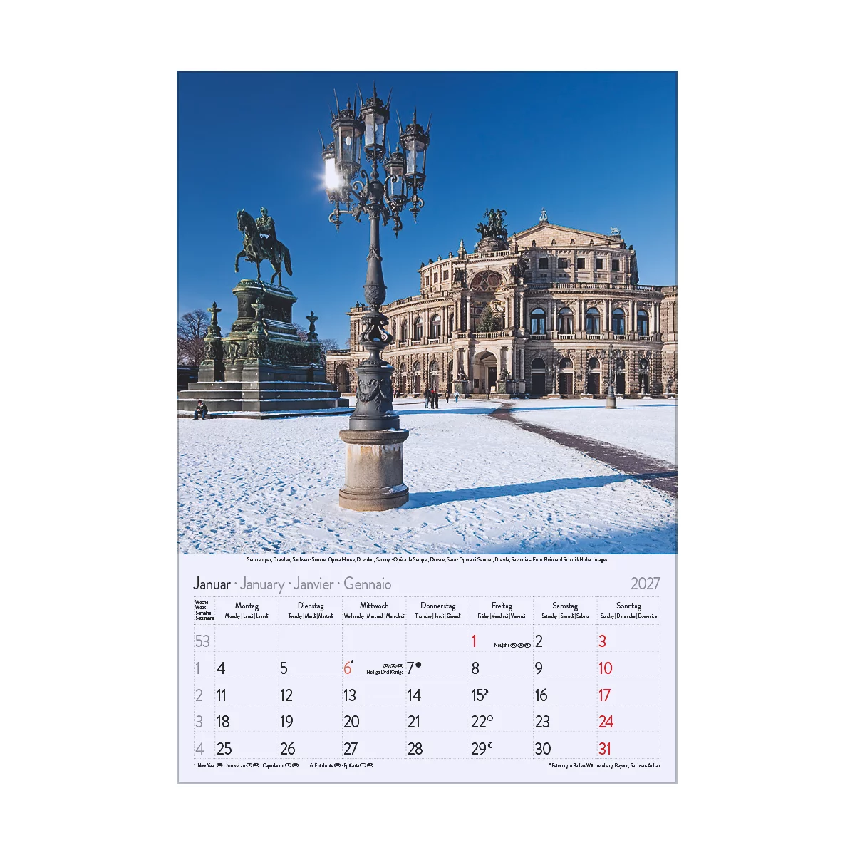 Scène hivernale avec une place enneigée, un lampadaire et l'opéra de Dresde en arrière-plan. Un calendrier avec janvier 2027.