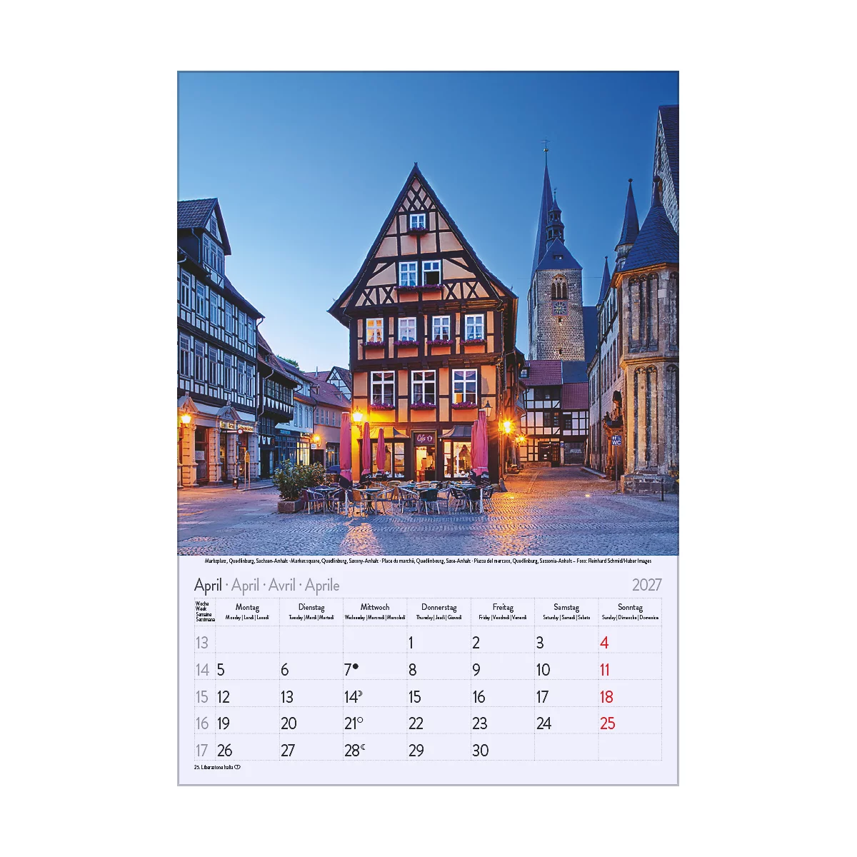 Calendrier d'avril représentant un paysage urbain pittoresque avec des maisons à colombages, des tours et une place. Ambiance du soir avec des bâtiments éclairés.