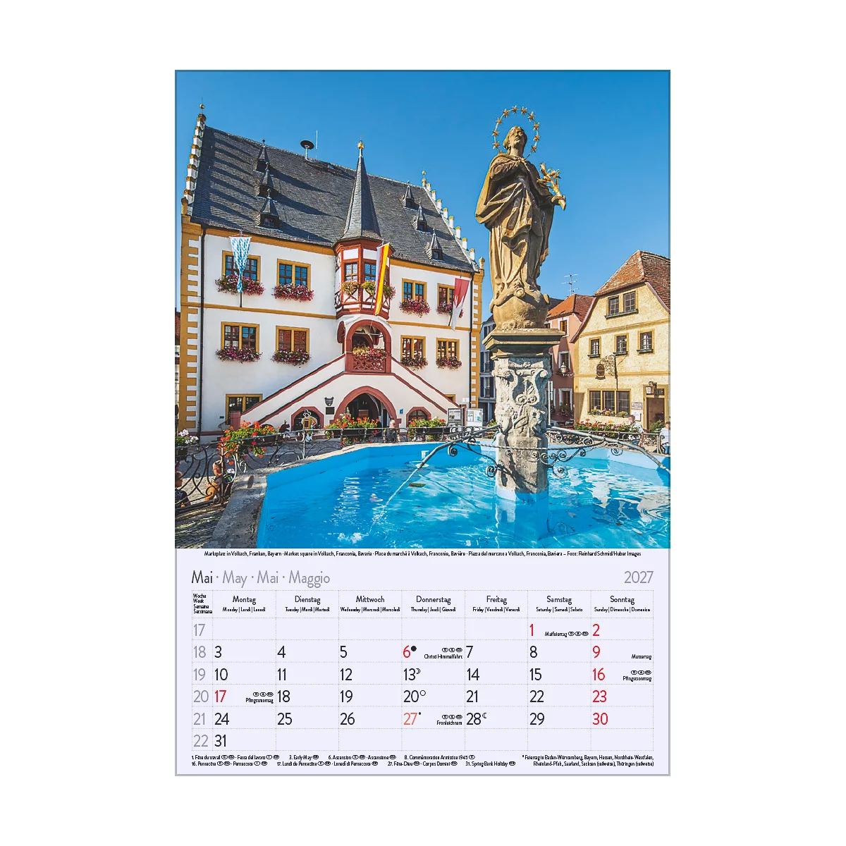 Place de la ville historique avec fontaine et hôtel de ville, calendrier mai 2027.