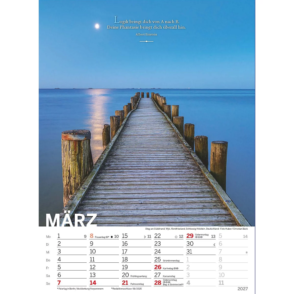 Une jetée en bois s'étend sur la mer calme vers le ciel du soir. Une lune brille, à côté le mois de mars du calendrier.