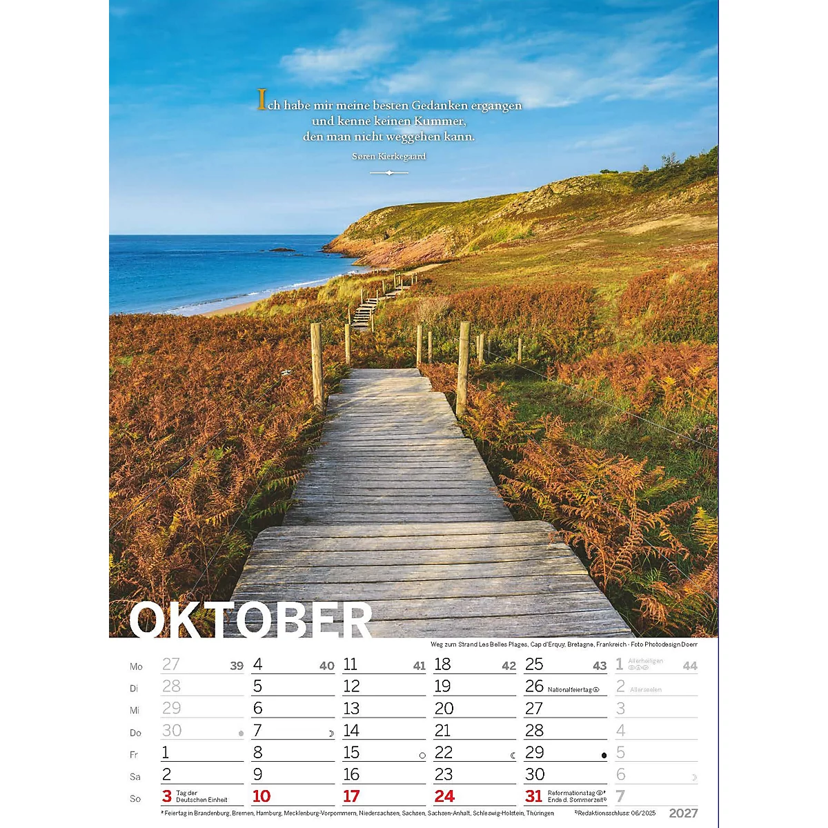 Page de calendrier pour octobre. Une passerelle en bois mène à travers un paysage vers la mer.