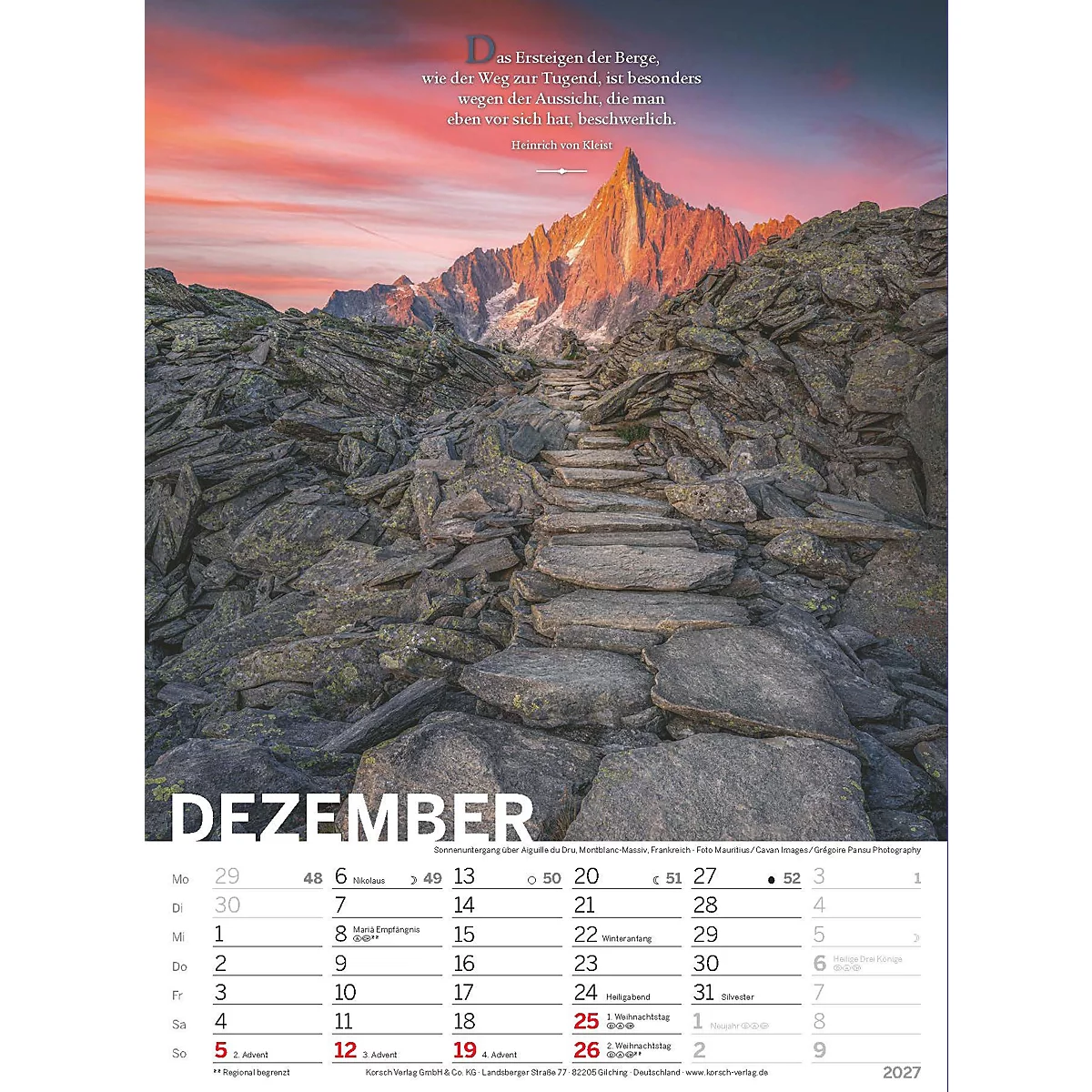 Un chemin de pierre mène à un sommet de montagne au coucher du soleil. Calendrier avec les dates de décembre.