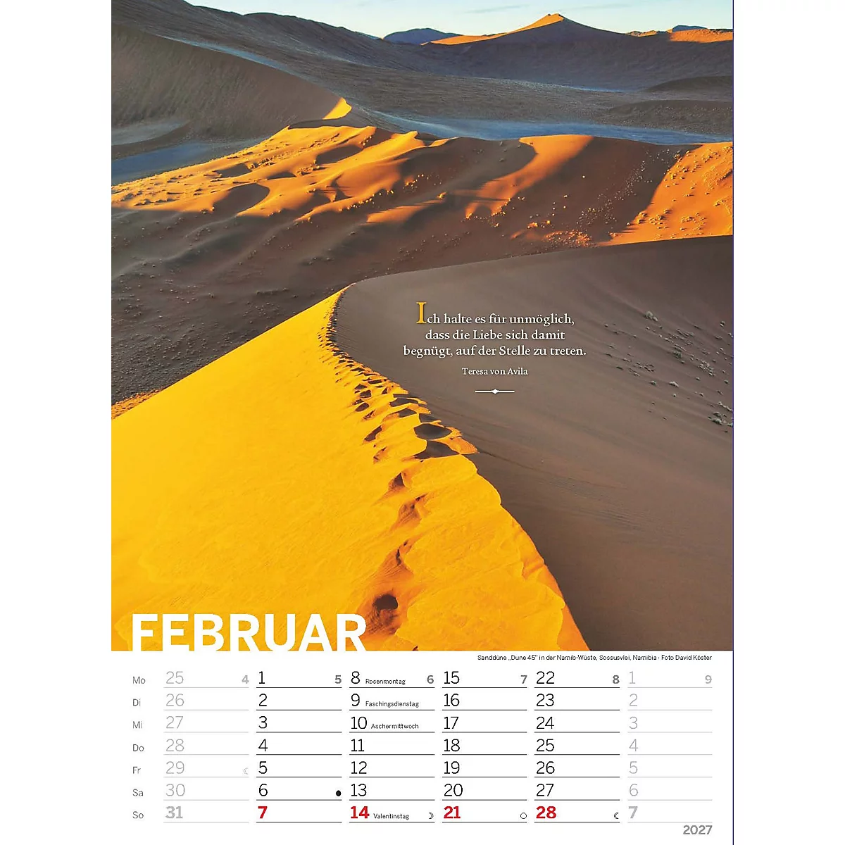Paysage désertique avec dunes, empreintes de pas et le nom du mois de février, citation et dates du calendrier.