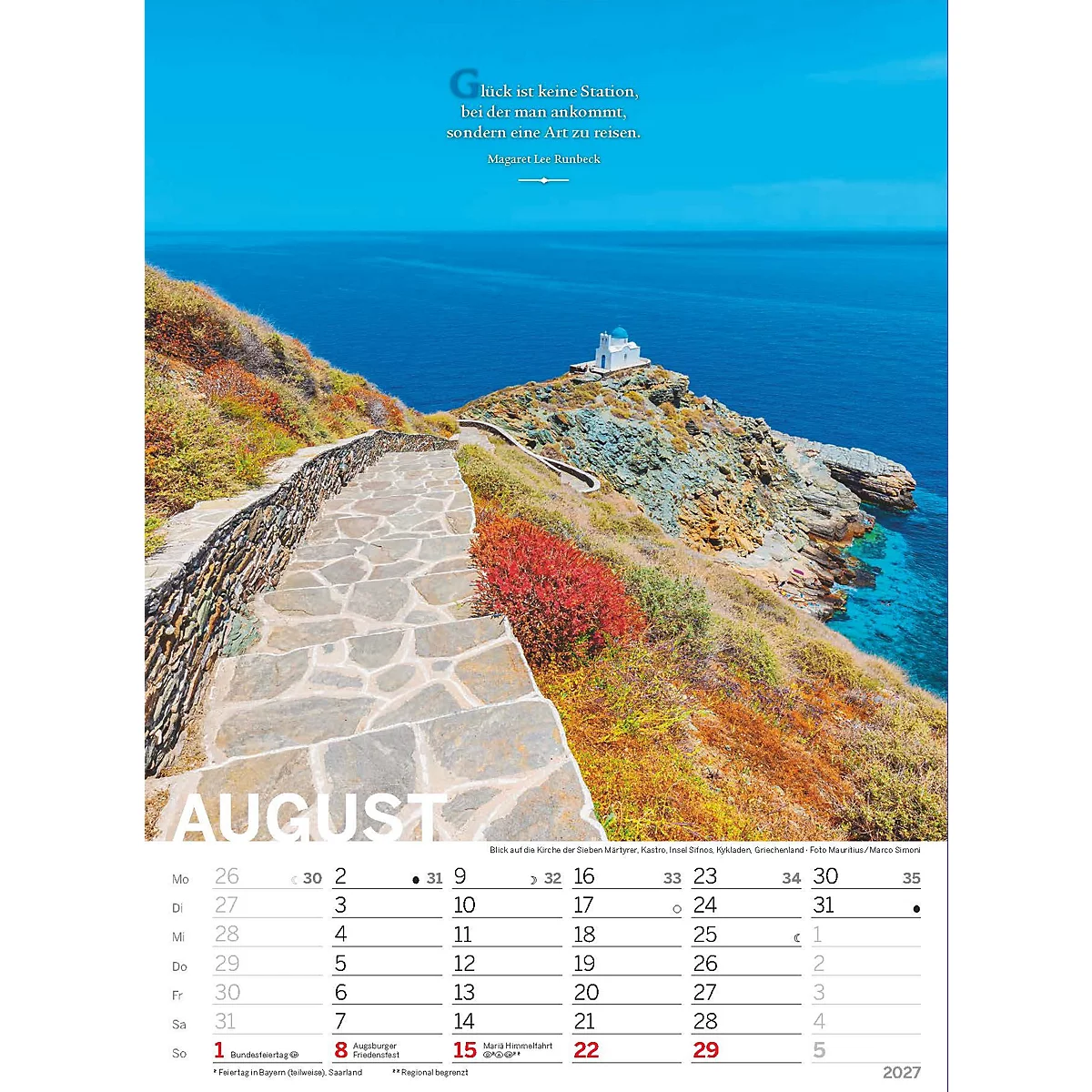 Image de calendrier : Chemin pavé menant à l'église au bord de la mer. "Août" est au premier plan. Ciel bleu et mer, des buissons colorés bordent le chemin.