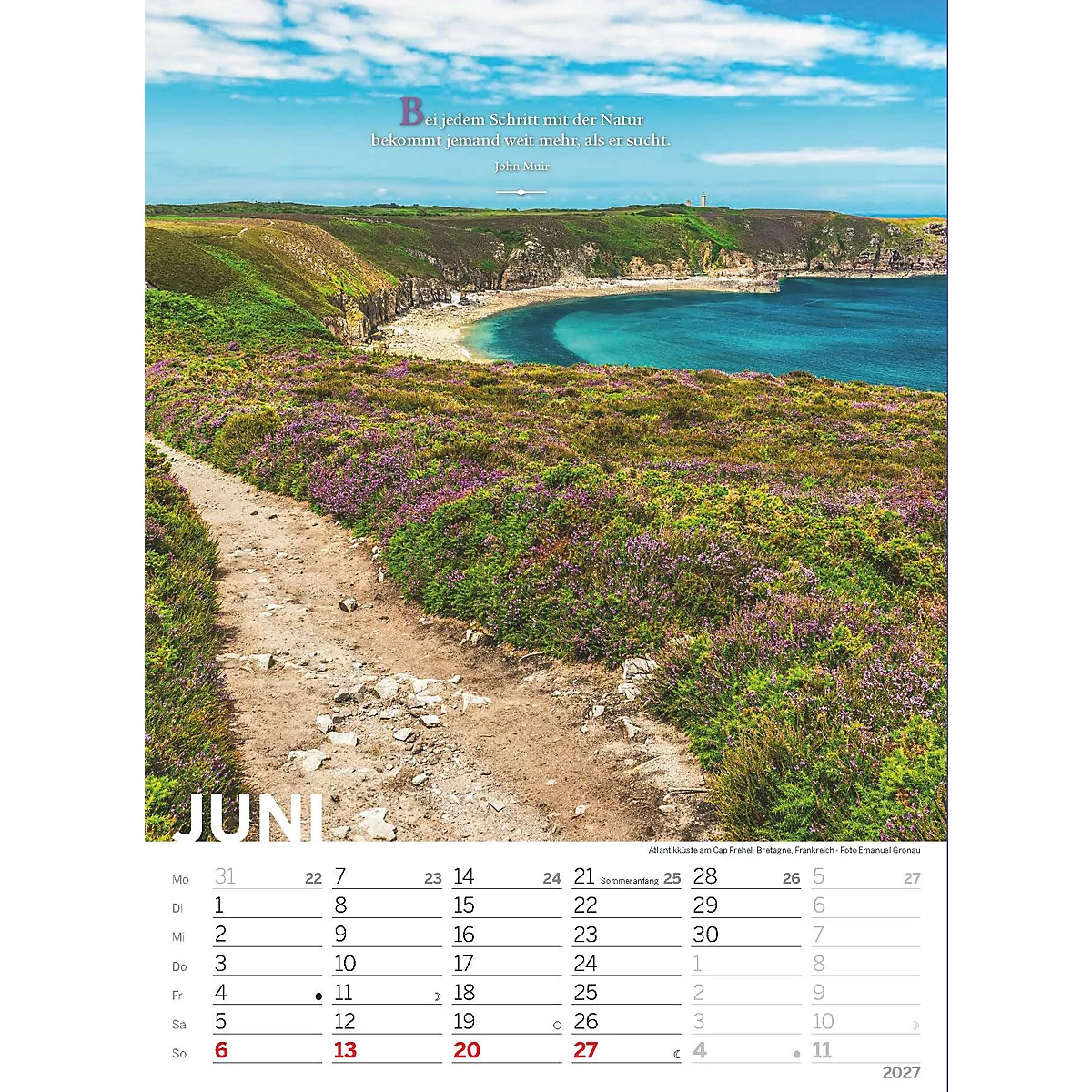 Sentier à travers un paysage fleuri avec vue sur la mer et le ciel. Page de calendrier avec la date de juin.