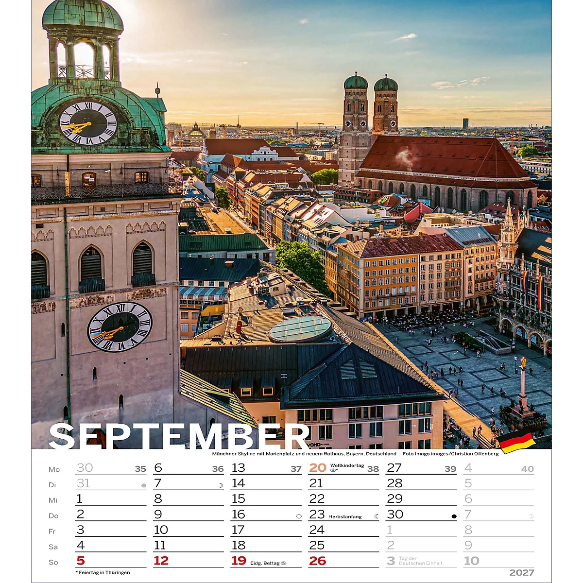 Vue de Munich avec tour de l'horloge, églises et maisons de ville au coucher du soleil. Calendrier avec dates de septembre.