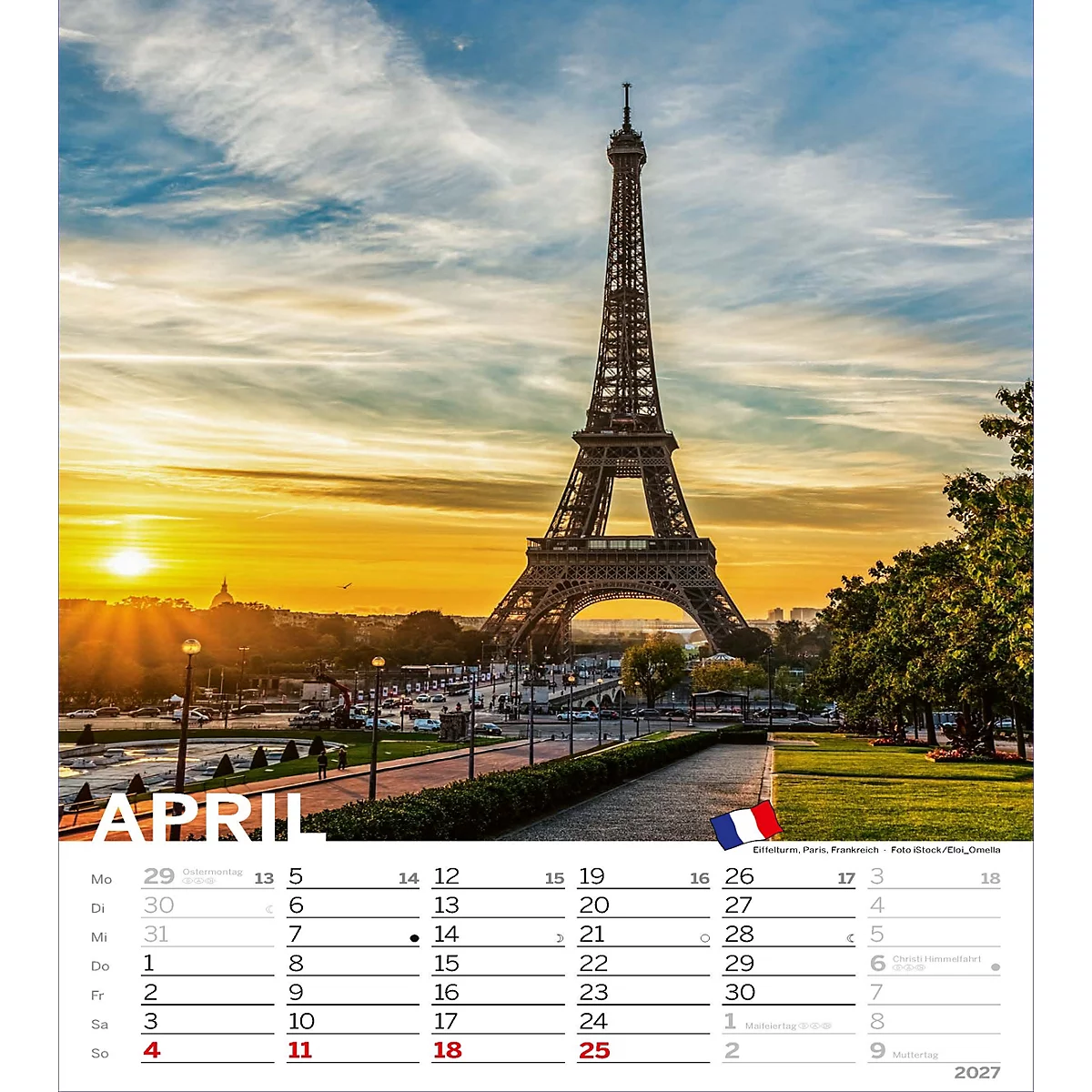 Tour Eiffel au coucher du soleil, calendrier avec le mois d'avril. Au premier plan, un calendrier, drapeau de la France.