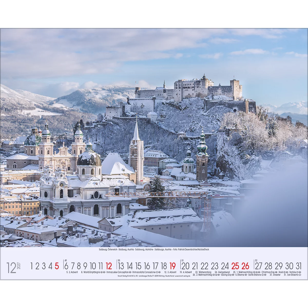 Vue hivernale de Salzbourg avec des bâtiments enneigés, dont la forteresse de Hohensalzburg. Calendrier avec affichage de la date en rouge.