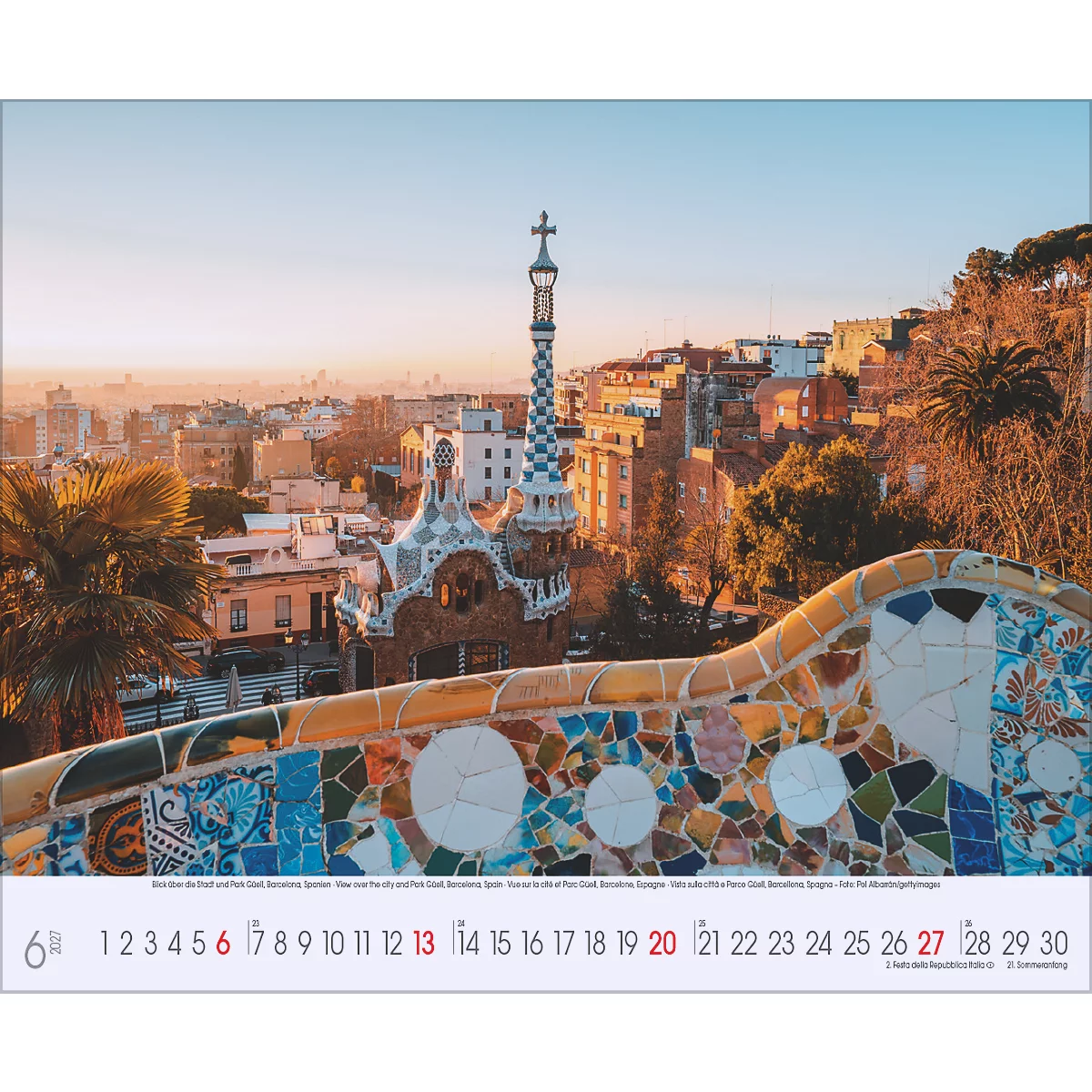 Vue sur Barcelone avec le parc Güell et des rampes en mosaïque colorées. Les jours du calendrier sont affichés au premier plan.
