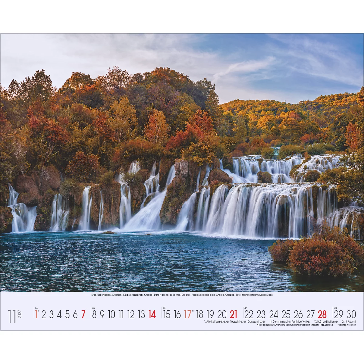 Un calendrier montrant une cascade en automne. Des feuilles brunes et rouges bordent les rochers et les arbres.