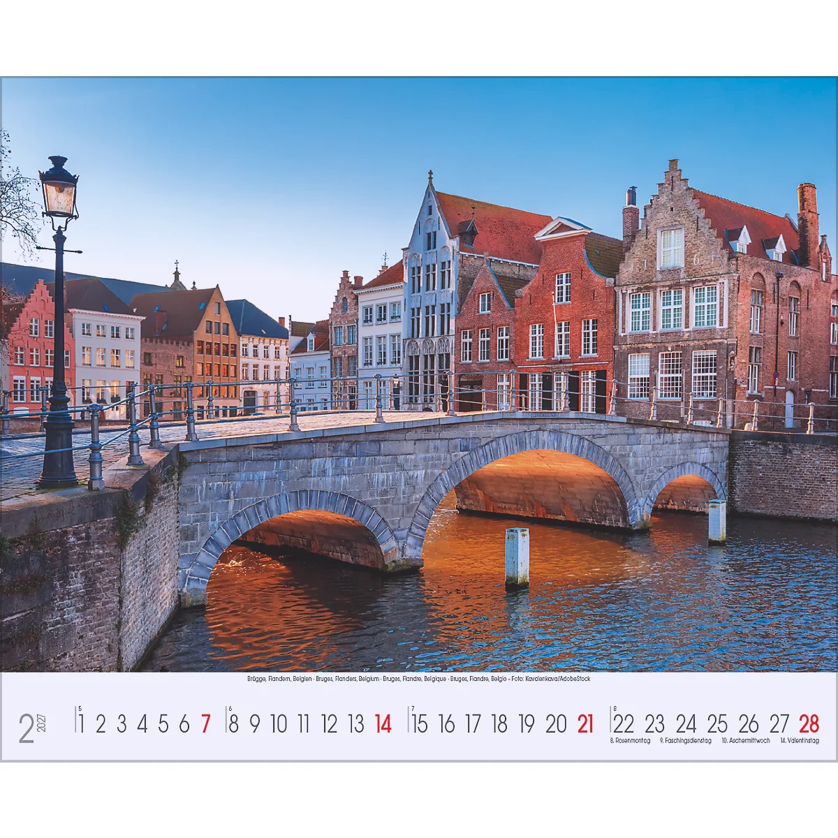 Pont sur un cours d'eau avec des maisons historiques et un calendrier.