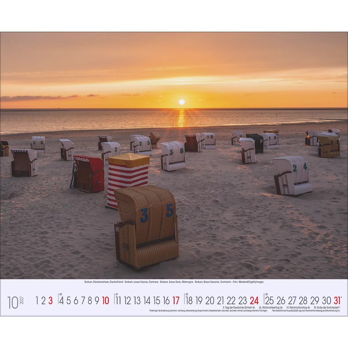 Chaises de plage sur la plage au coucher du soleil. Le ciel est orange. Un calendrier est affiché dans la partie inférieure.