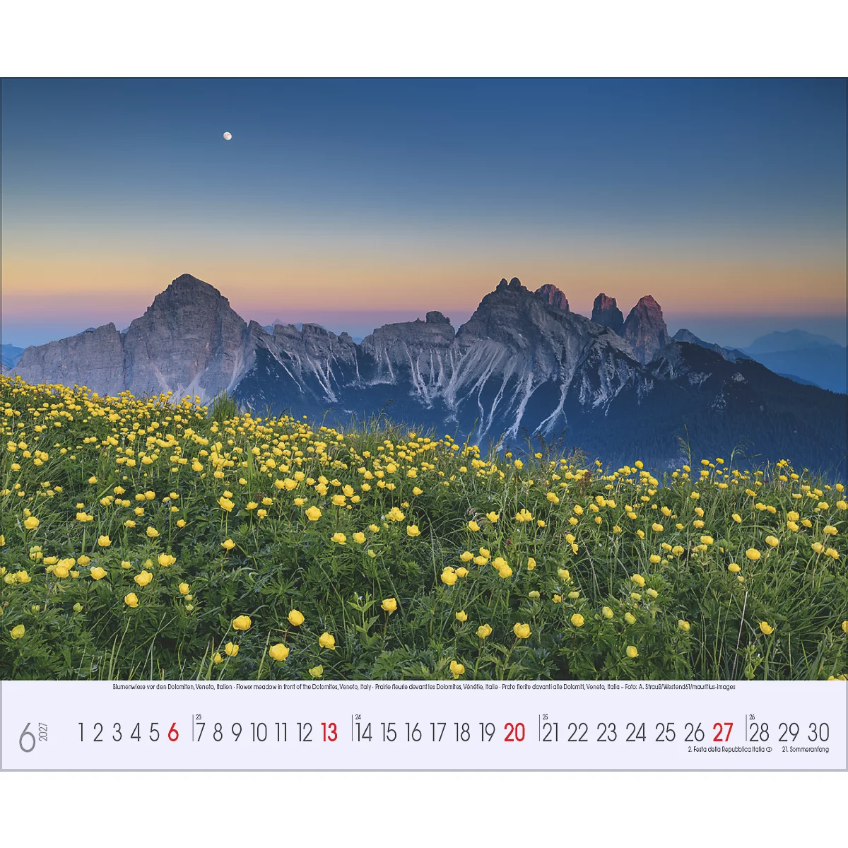 Montagnes avec des prairies de fleurs jaunes au premier plan, lune dans le ciel. Calendrier avec date.