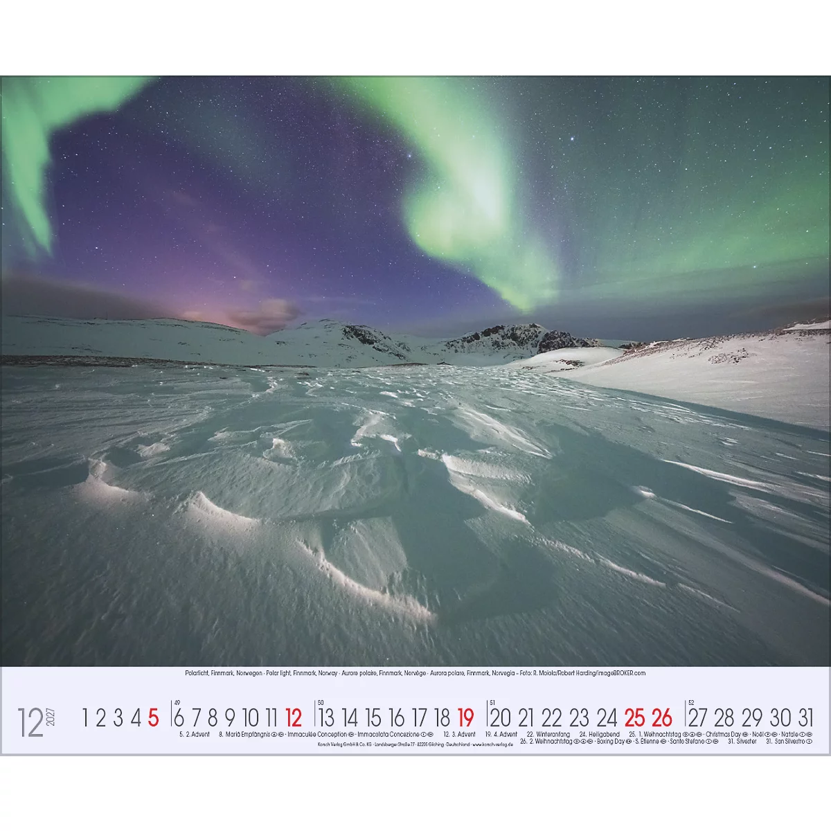 Les aurores boréales illuminent un paysage enneigé. Des montagnes sont visibles à l'horizon. Le calendrier de décembre est visible au premier plan.