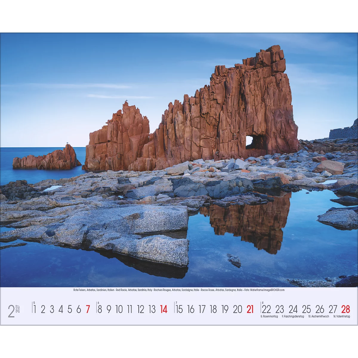 Formation rocheuse au bord de la mer, avec reflet dans l'eau. Des dates sont visibles sur un calendrier.