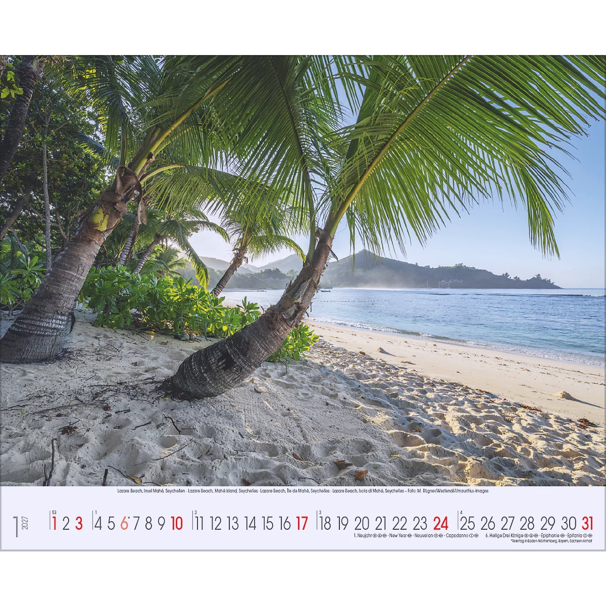 Des palmiers bordent une plage, avec la mer et les montagnes en arrière-plan. Le ciel est bleu. Une feuille de calendrier avec les dates.