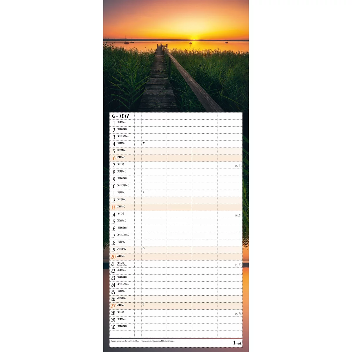 Un calendrier avec une jetée ensoleillée menant à l'eau. Le soleil se couche à l'horizon.