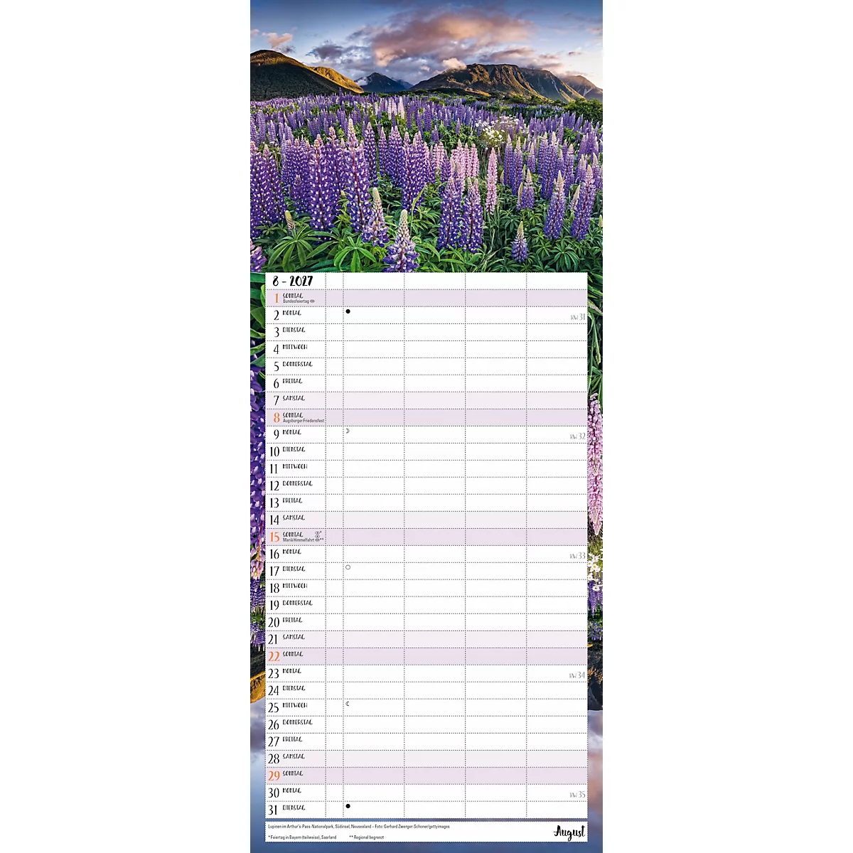 Calendrier avec des lupins violets en arrière-plan, paysage de montagne et lignes de dates.