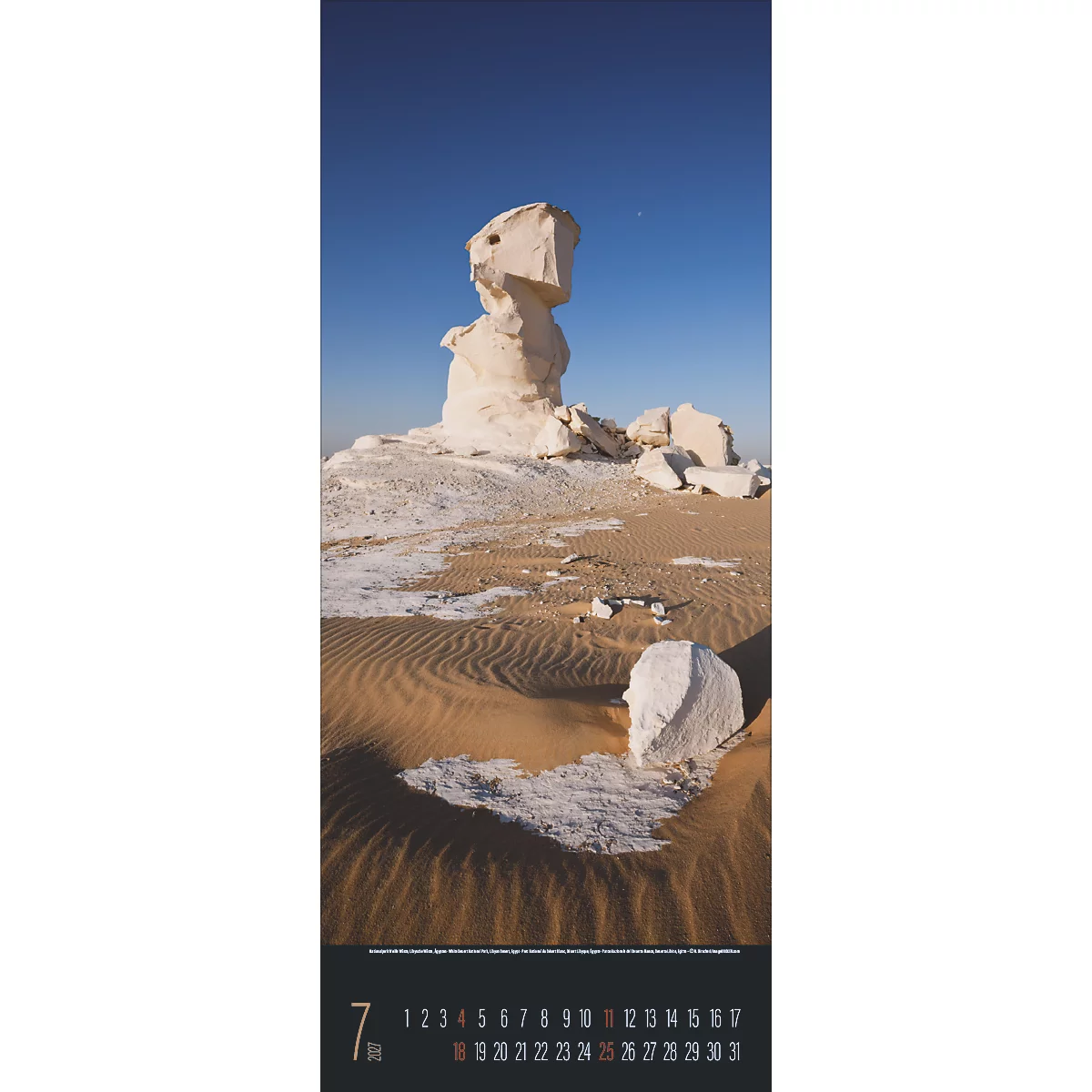 Un panorama désertique avec une formation rocheuse blanche sur fond de ciel bleu profond. La surface ondulée du sable avec des ombres sombres.