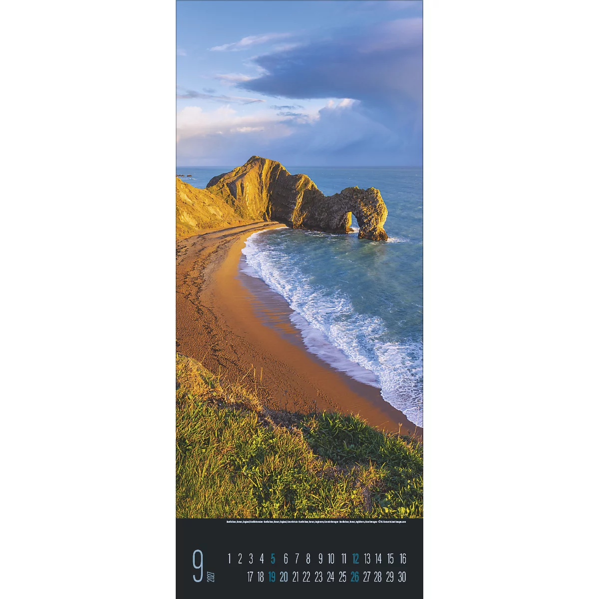 Falaise avec arche, plage et mer sous un ciel bleu. Calendrier avec le mois de septembre et l'affichage de la date.
