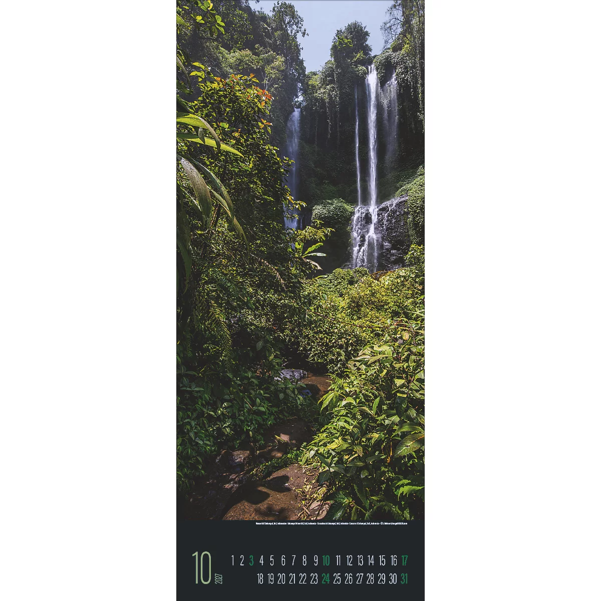 Cascade entourée d'une végétation luxuriante et verte. Un calendrier affiche le mois d'octobre.