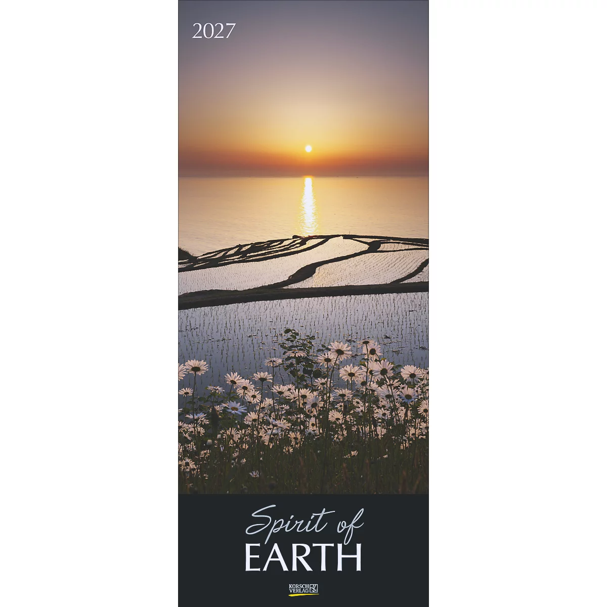 Coucher de soleil sur la mer avec des champs en terrasses et des fleurs au premier plan. L'inscription "Spirit of Earth" est visible en bas.